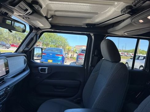 Used 2025 Jeep Wrangler Unlimited Sahara AWD/4WD image 23