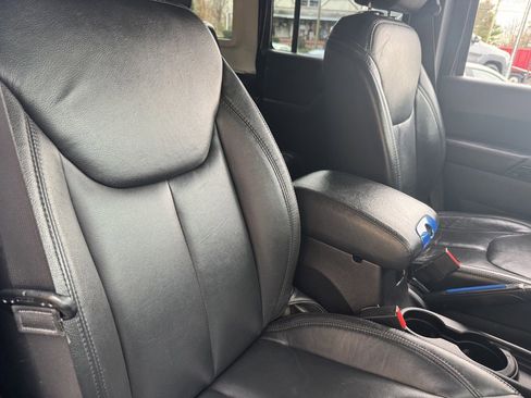 Used 2015 Jeep Wrangler Unlimited Sahara image 4