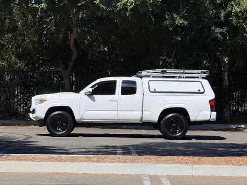 Used 2022 Toyota Tacoma SR RWD image 2