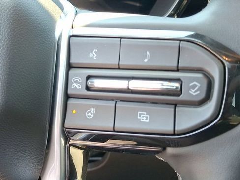 Used 2026 Chevrolet Colorado ZR2 w/ Technology Package AWD/4WD image 19