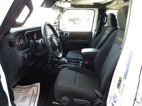Used 2024 Jeep Gladiator Mojave AWD/4WD image 18