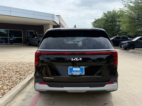 Used 2025 Kia Carnival image 6