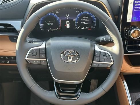 New 2026 Toyota Highlander Platinum image 11