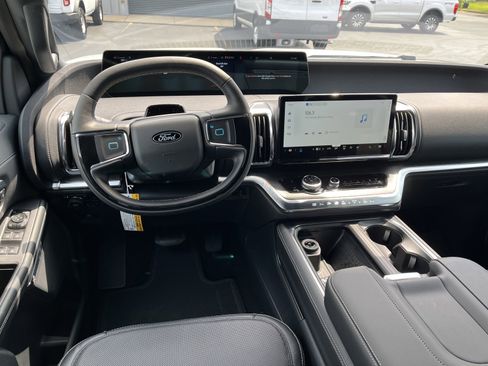 New 2025 Ford Expedition Platinum image 16