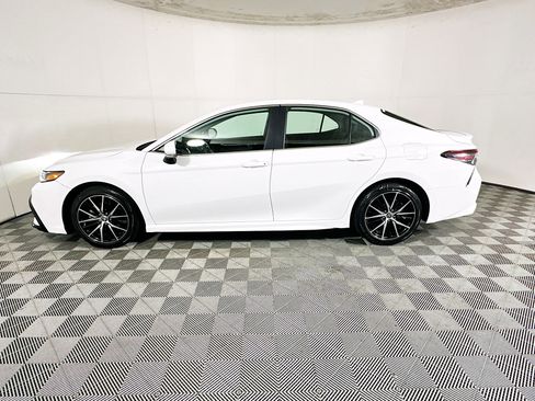 Used 2023 Toyota Camry SE image 6