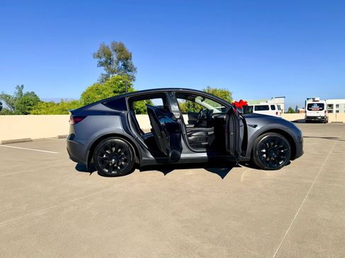 Used 2022 Tesla Model Y Long Range AWD/4WD image 32