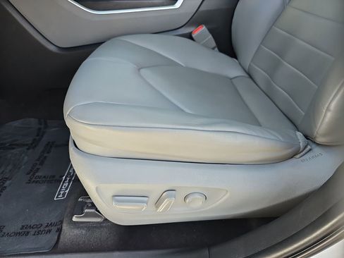 Used 2023 Toyota Highlander XLE FWD image 17