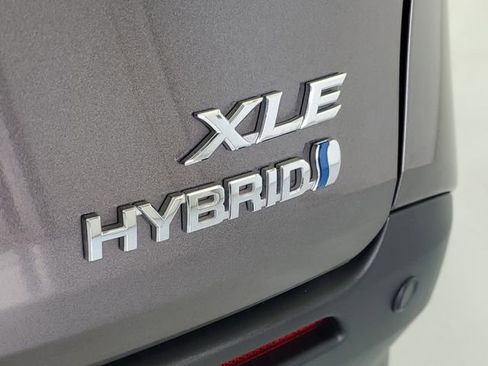 Used 2022 Toyota Sienna XLE image 9