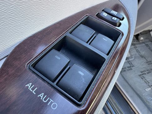 Used 2012 Toyota Sienna XLE image 10