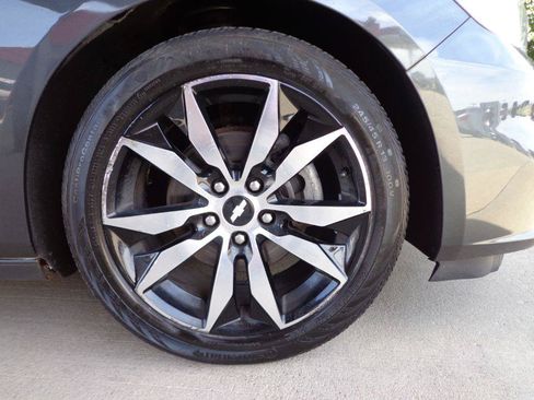Used 2016 Chevrolet Malibu LT w/ Leather Package FWD image 9