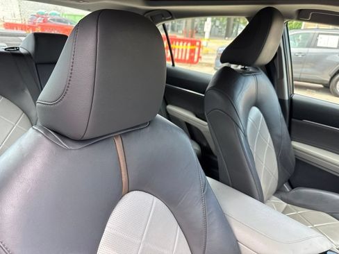 Used 2018 Toyota Camry XLE FWD image 15