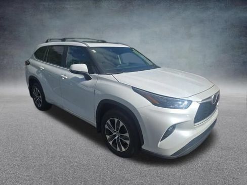 Used 2023 Toyota Highlander XLE AWD/4WD image 2