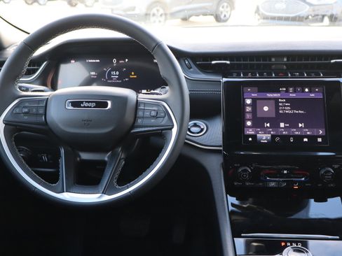 Used 2025 Jeep Grand Cherokee Laredo image 13