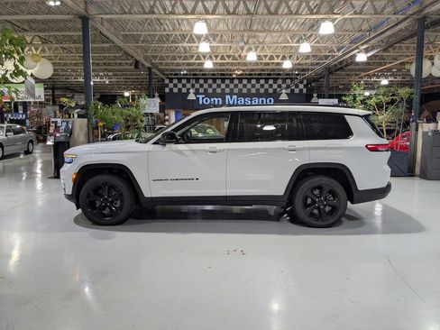 Used 2022 Jeep Grand Cherokee L Limited w/ Black Appearance Package AWD/4WD image 11