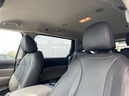 New 2026 Kia Carnival FWD image 21