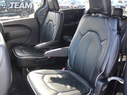 Used 2025 Chrysler Pacifica Limited image 23