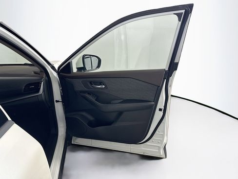 Used 2021 Nissan Rogue SV image 32