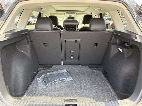 Used 2025 Volkswagen Taos SE w/ Panoramic Sunroof Package FWD image 6