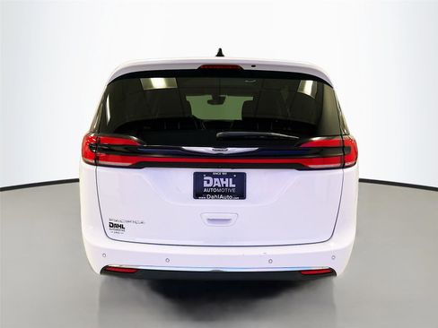 Used 2024 Chrysler Pacifica Touring-L image 6