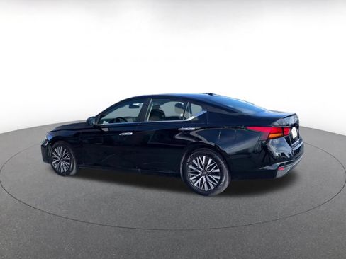 Used 2025 Nissan Altima 2.5 SV FWD image 8