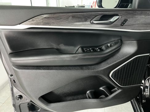 Used 2021 Jeep Grand Cherokee L Limited AWD/4WD image 8