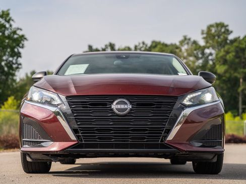 Used 2025 Nissan Altima 2.5 SV FWD image 2