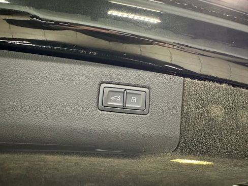 Used 2021 Bentley Bentayga image 28