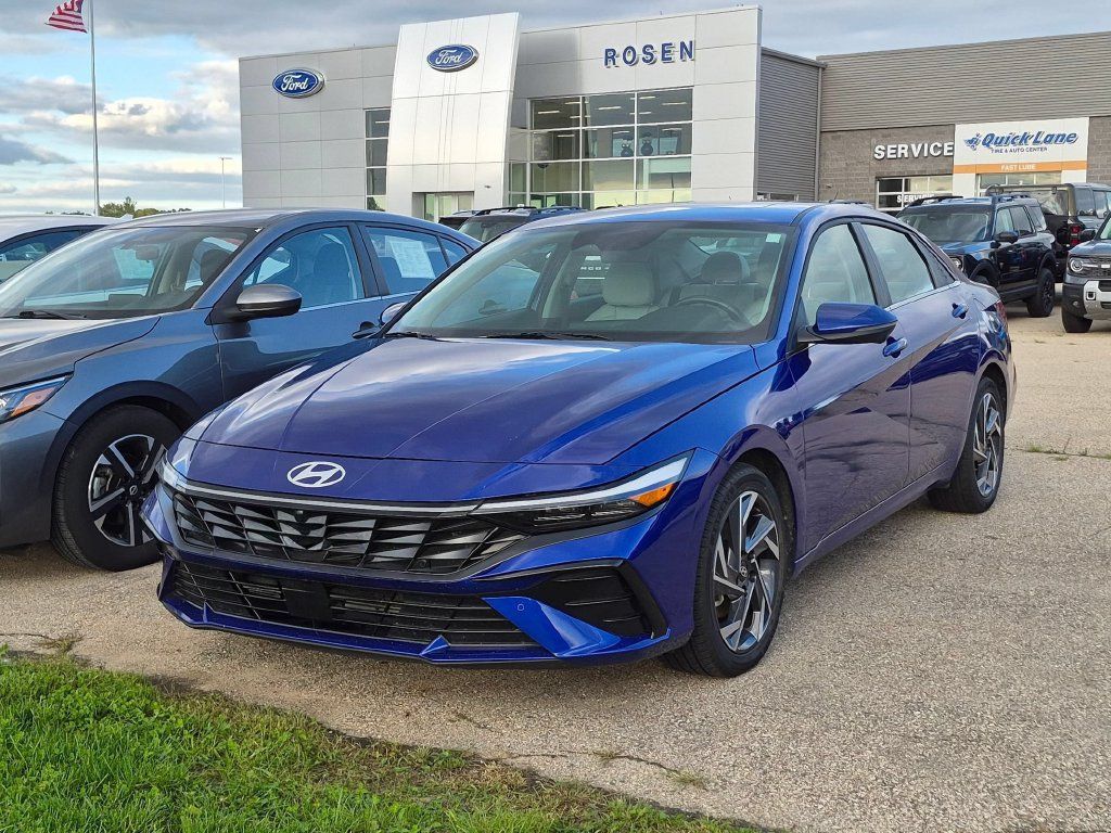 Used 2024 Hyundai Elantra Limited FWD image 5
