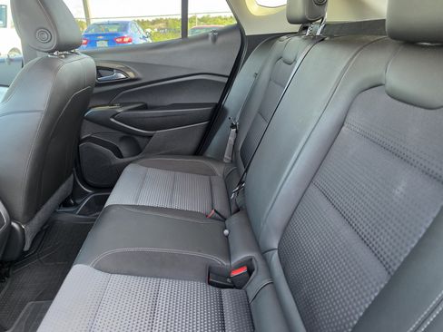 Used 2024 Chevrolet Trax LT w/ Sunroof Package FWD image 11