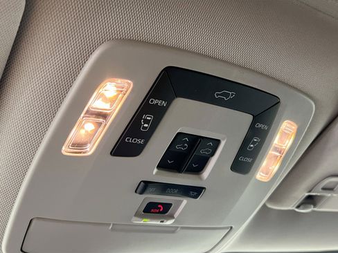 Used 2025 Toyota Sienna XLE FWD image 22