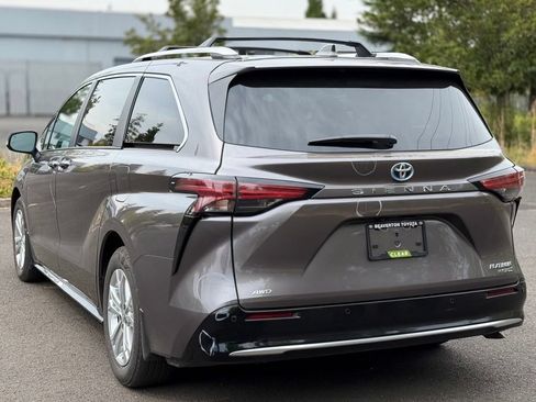Used 2024 Toyota Sienna Platinum AWD/4WD image 3