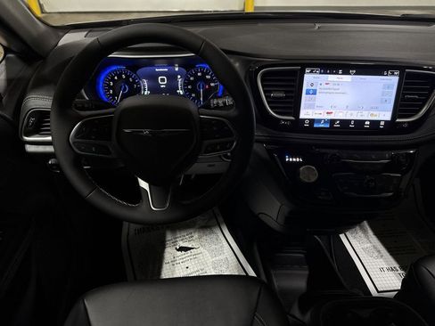 New 2026 Chrysler Pacifica Select image 11