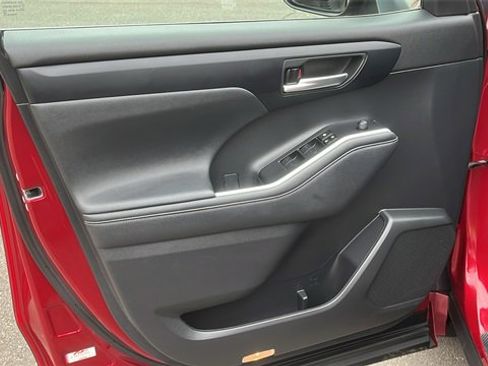 Certified 2023 Toyota Highlander XLE image 9