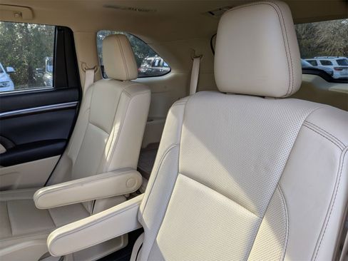 Used 2016 Toyota Highlander Limited image 31
