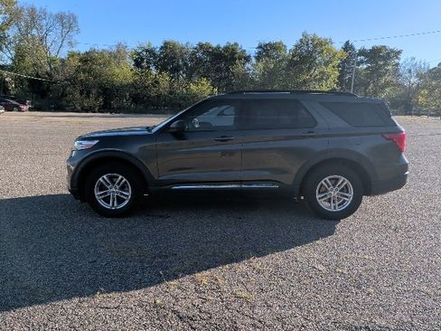 Used 2020 Ford Explorer XLT image 2