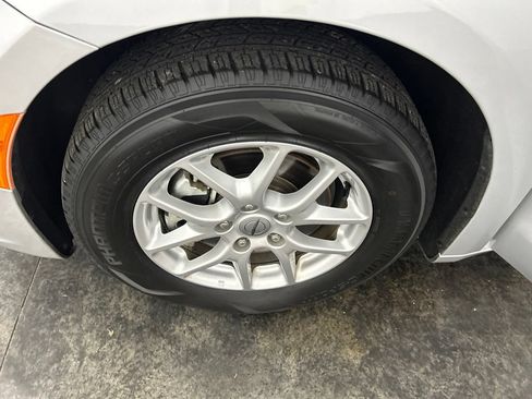 Used 2024 Chrysler Pacifica Touring-L FWD image 8