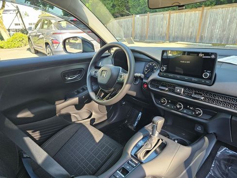 Certified 2025 Honda HR-V LX image 10
