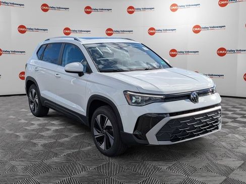 New 2026 Volkswagen Taos SE image 3