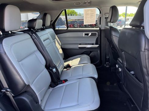 Used 2021 Ford Explorer XLT w/ Equipment Group 202A AWD/4WD image 17