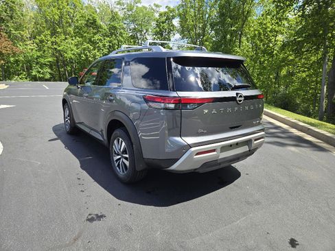 Used 2025 Nissan Pathfinder SL AWD/4WD image 6
