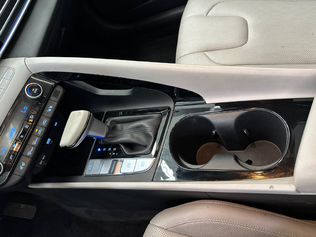 Used 2025 Hyundai Elantra Limited FWD image 31