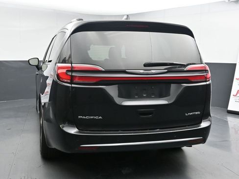 Used 2023 Chrysler Pacifica Limited image 6