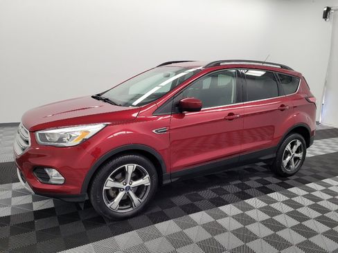 Used 2017 Ford Escape SE w/ Equipment Group 201A FWD image 2