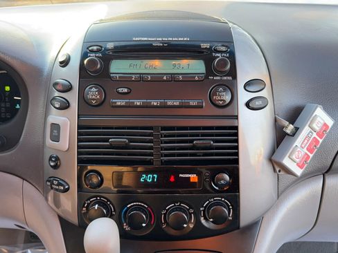 Used 2010 Toyota Sienna LE image 27