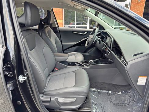 Used 2025 Kia Niro EX FWD image 14