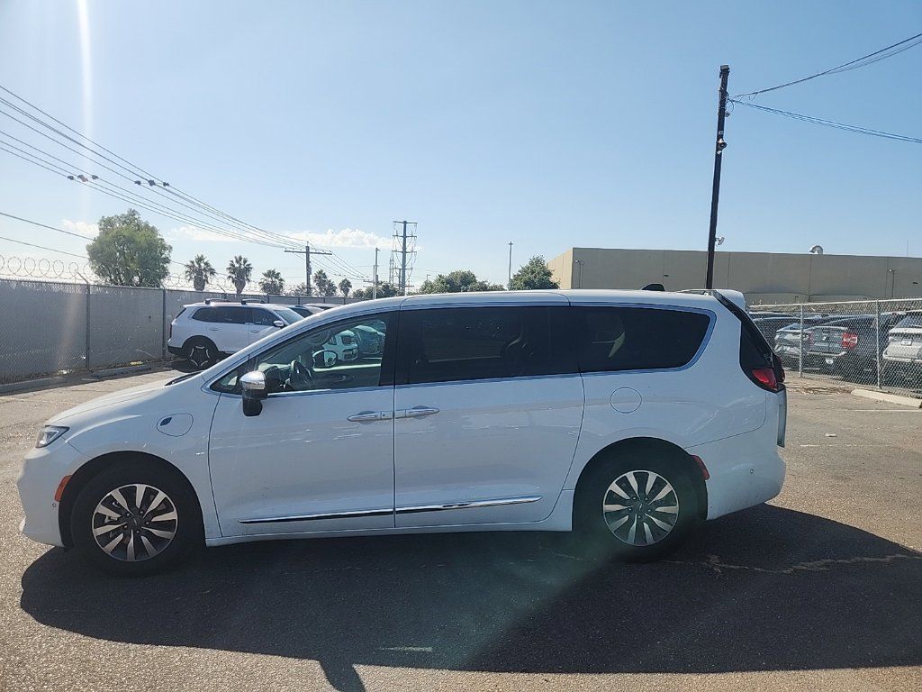 Used 2023 Chrysler Pacifica Limited FWD image 9