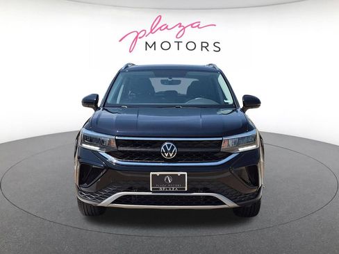 Used 2022 Volkswagen Taos SE w/ Panoramic Sunroof Package FWD image 2