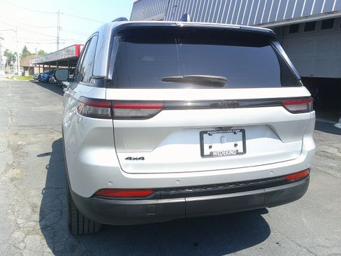 Used 2023 Jeep Grand Cherokee Altitude AWD/4WD image 7