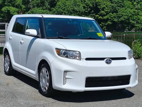 Used 2015 Scion xB FWD image 1