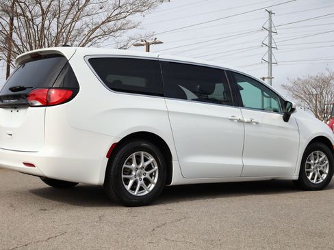 Used 2023 Chrysler Voyager LX image 5